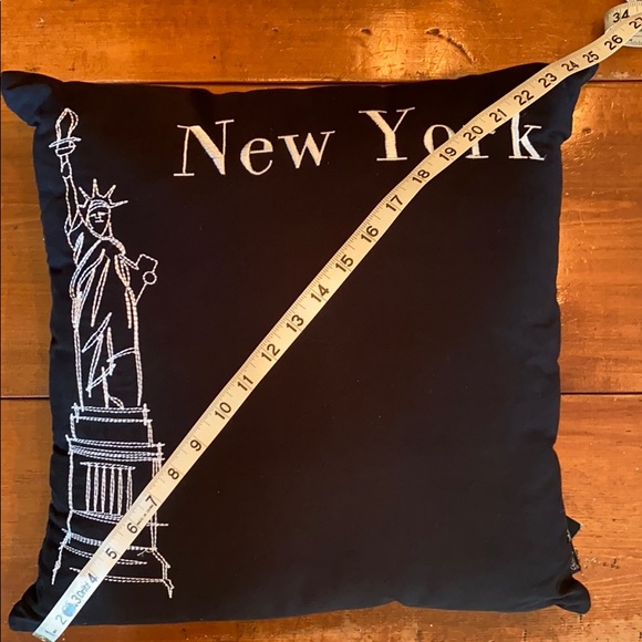 LAST ONE! NWT New York City Statue Liberty Pillow - Picture 2 of 6